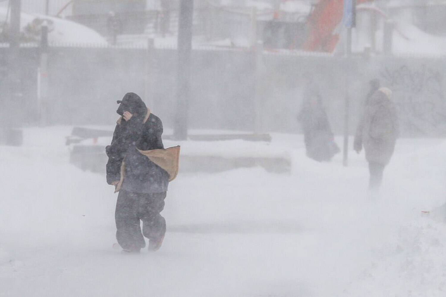 Moscow chìm trong bão tuyết: Giao thông tê liệt, hàng trăm chuyến bay bị ảnh hưởng- Ảnh 9.