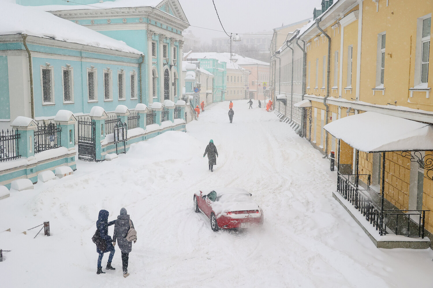 Moscow chìm trong bão tuyết: Giao thông tê liệt, hàng trăm chuyến bay bị ảnh hưởng- Ảnh 11.