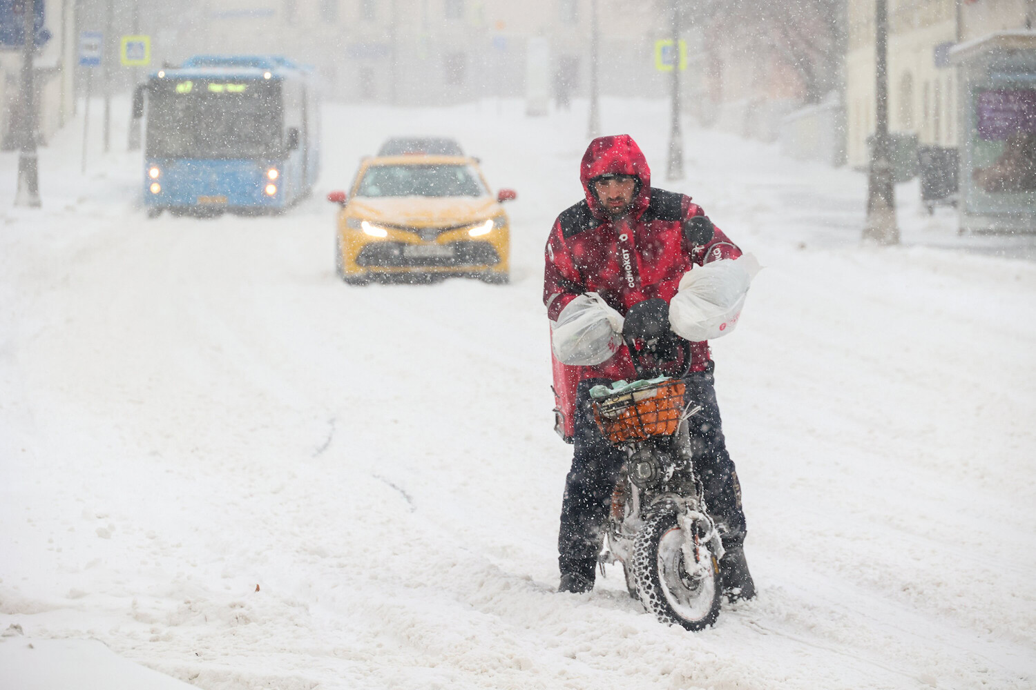 Moscow chìm trong bão tuyết: Giao thông tê liệt, hàng trăm chuyến bay bị ảnh hưởng- Ảnh 12.