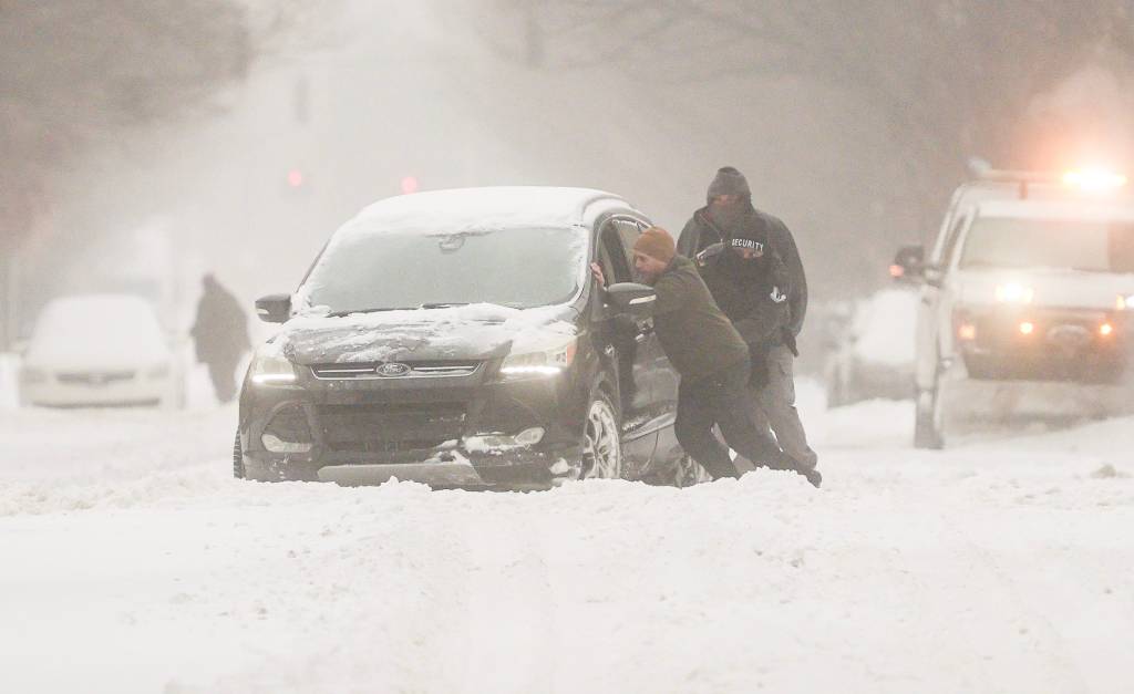 Thảm hoạ tuyết trắng lịch sử tại Mỹ khiến ít nhất 28 người thiệt mạng, nhiều trường hợp vô cùng thương tâm- Ảnh 3.