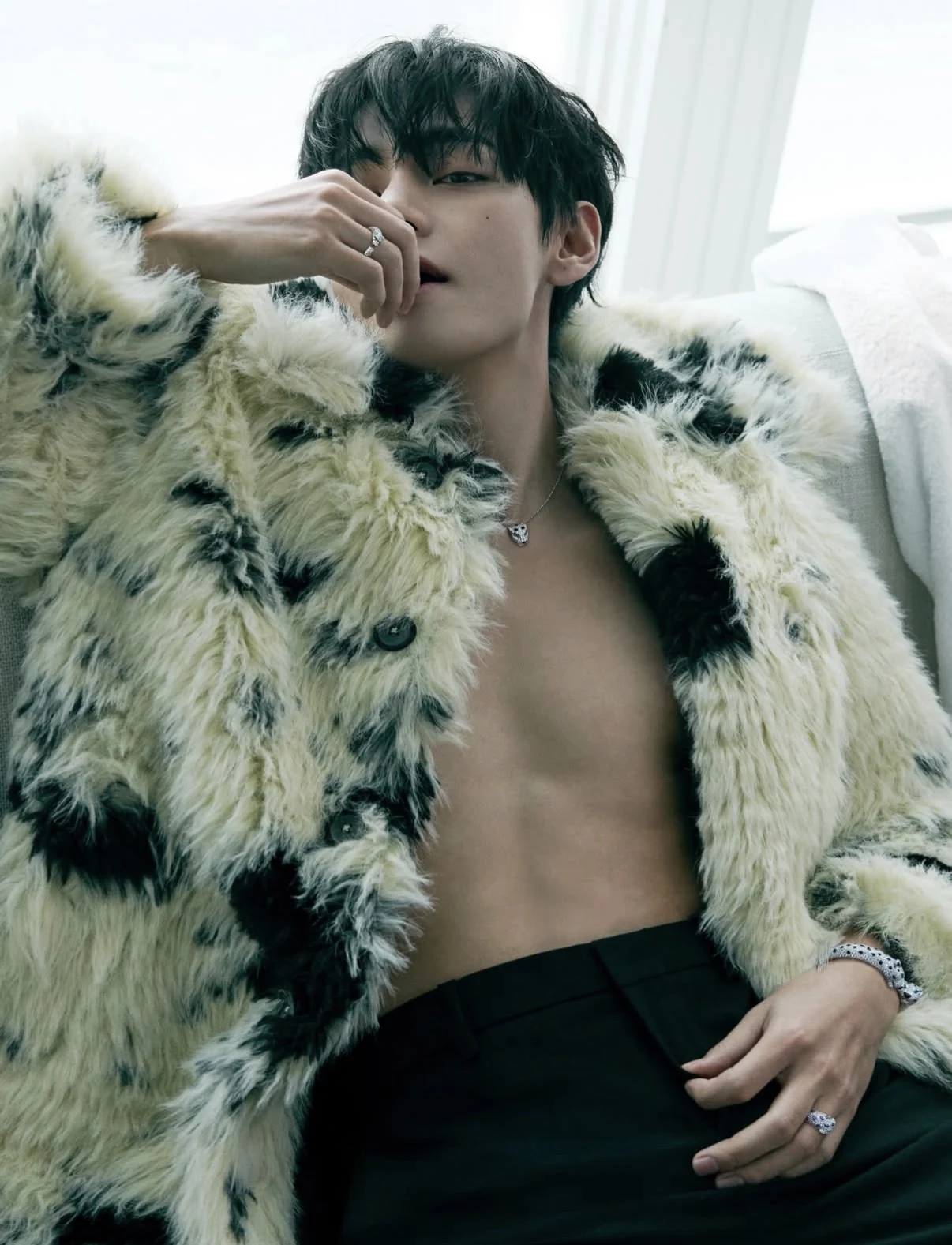 Nam thần đẹp nhất thế giới đang gặp nguy hiểm, cầu ông lớn giải cứu- Ảnh 3.