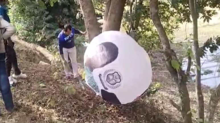 Vật thể lạ rơi trên cánh đồng khiến người dân hoảng sợ- Ảnh 1. Vật thể lạ rơi trên cánh đồng khiến người dân hoảng sợ- Ảnh 1.