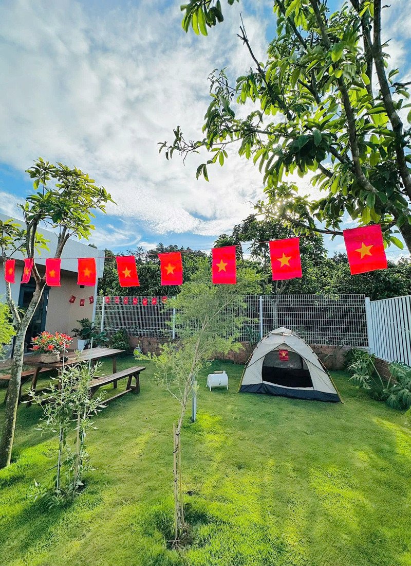 Không gian xung quanh và bên trong căn nhà của Công 