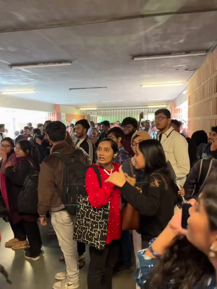 Nấc thang lên thiên đàng: Khoảnh khắc thang cuốn “phóng như điên” khiến sinh viên hốt hoảng, la hét thất thanh.- Ảnh 2.