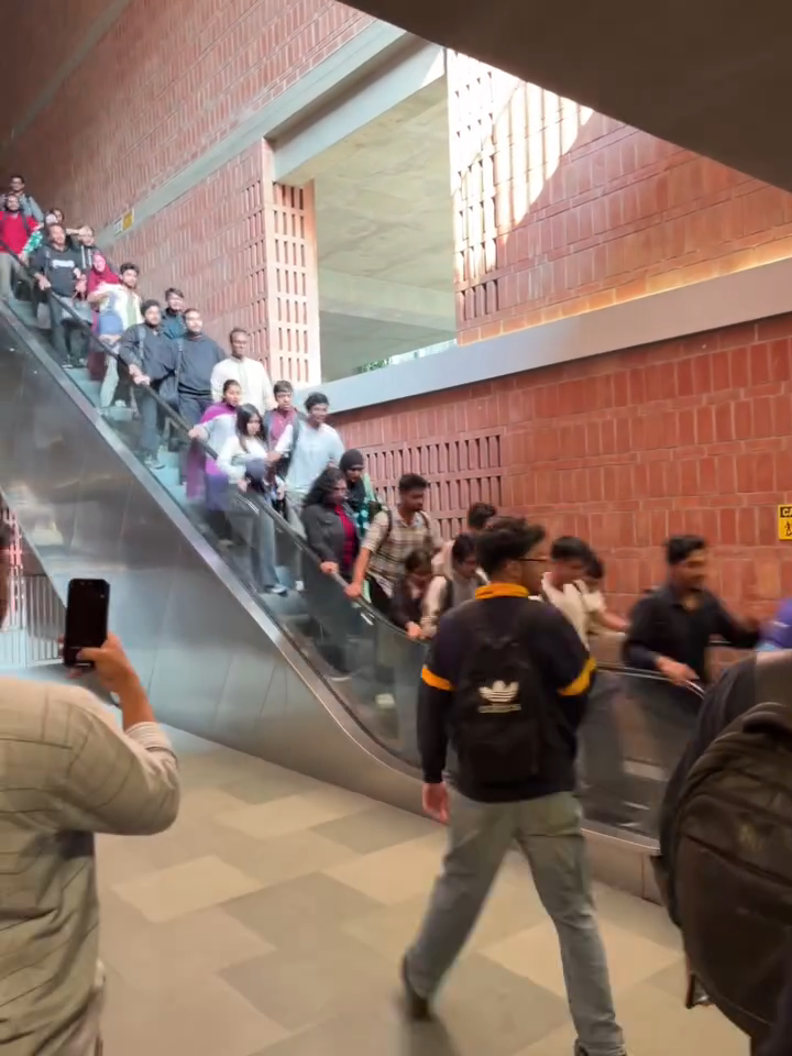 Nấc thang lên thiên đàng: Khoảnh khắc thang cuốn “phóng như điên” khiến sinh viên hốt hoảng, la hét thất thanh.- Ảnh 1.