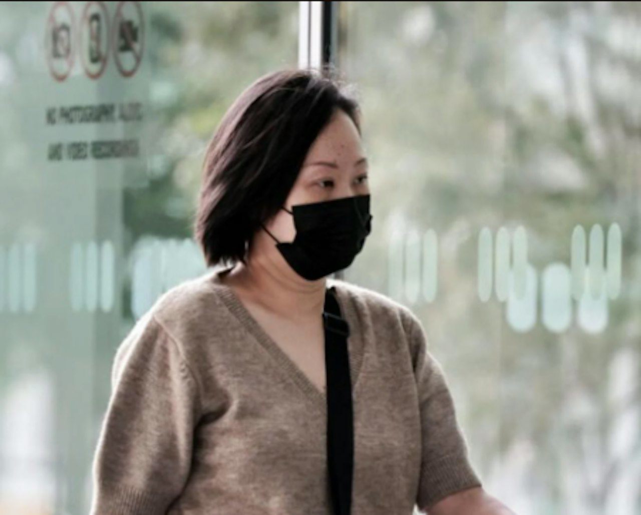 Bị cáo nữ Trịnh Mỹ Linh, cũng bị kết tội âm mưu lừa đảo và bị tuyên án 25 tháng tù giam.