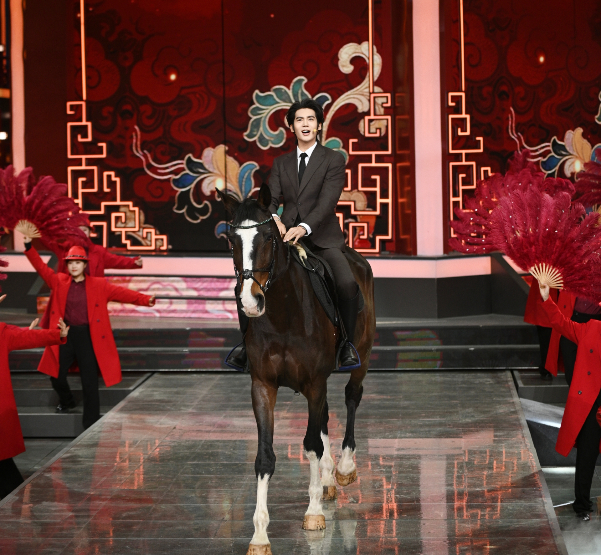 Đỉnh nhất Tết Nguyên đán 2026: Mỹ nam cưỡi ngựa lên sân khấu mừng năm mới, giúp nhà đài đạt top 1 rating cả nước- Ảnh 3.