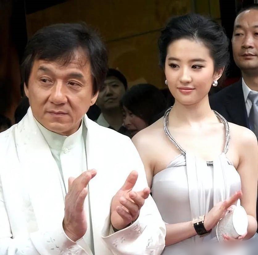 Lưu Diệc Phi lộ nhân cách thật khi bị phóng viên sàm sỡ giữa họp báo- Ảnh 3.