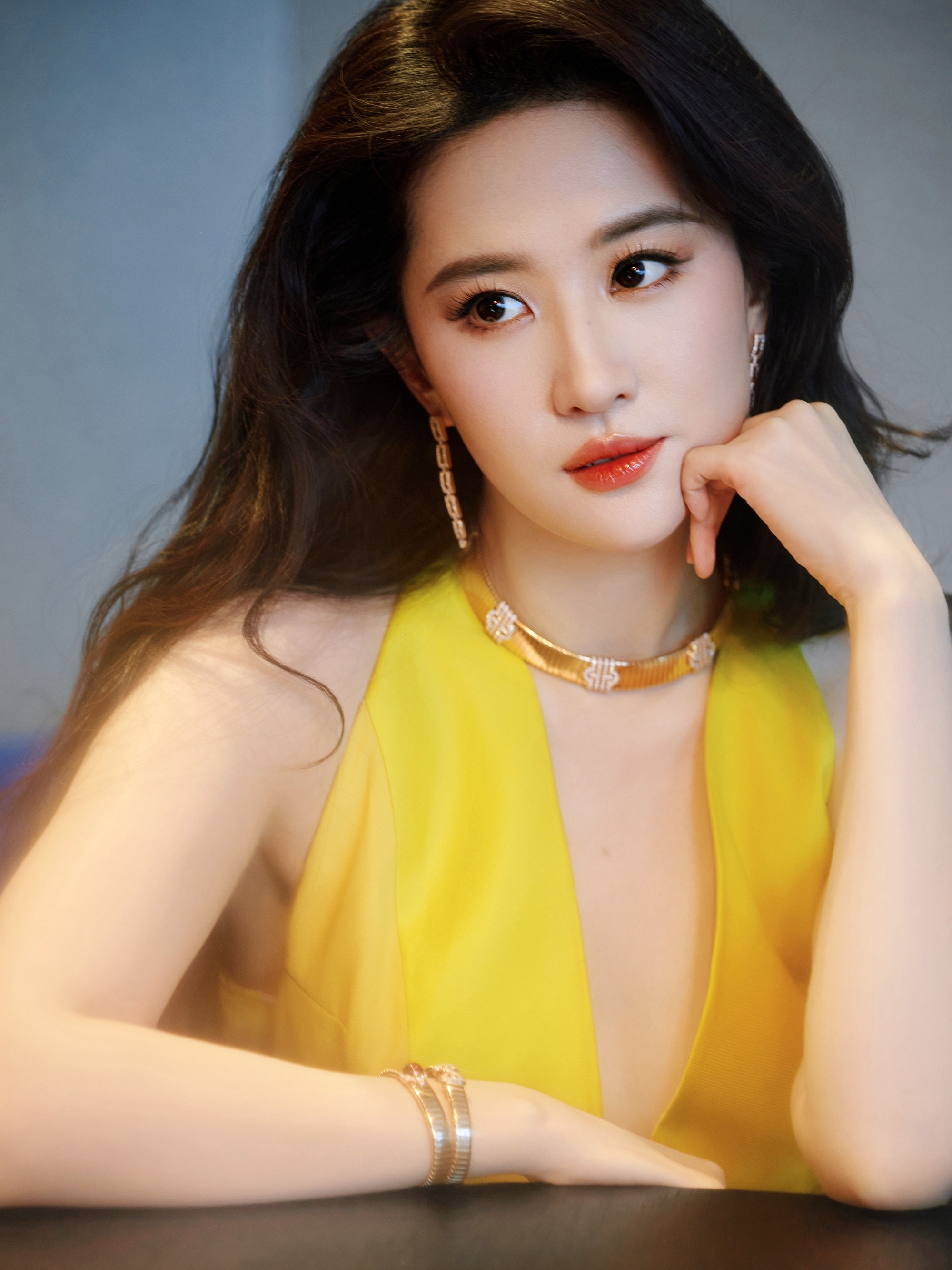 Lưu Diệc Phi lộ nhân cách thật khi bị phóng viên sàm sỡ giữa họp báo- Ảnh 4.