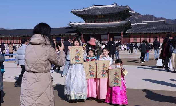 Toàn cảnh châu Á rộn ràng đón Tết Bính Ngọ 2026: Pháo hoa rợp trời tiễn biệt năm cũ, chào mừng một năm mới đầy hy vọng- Ảnh 1.