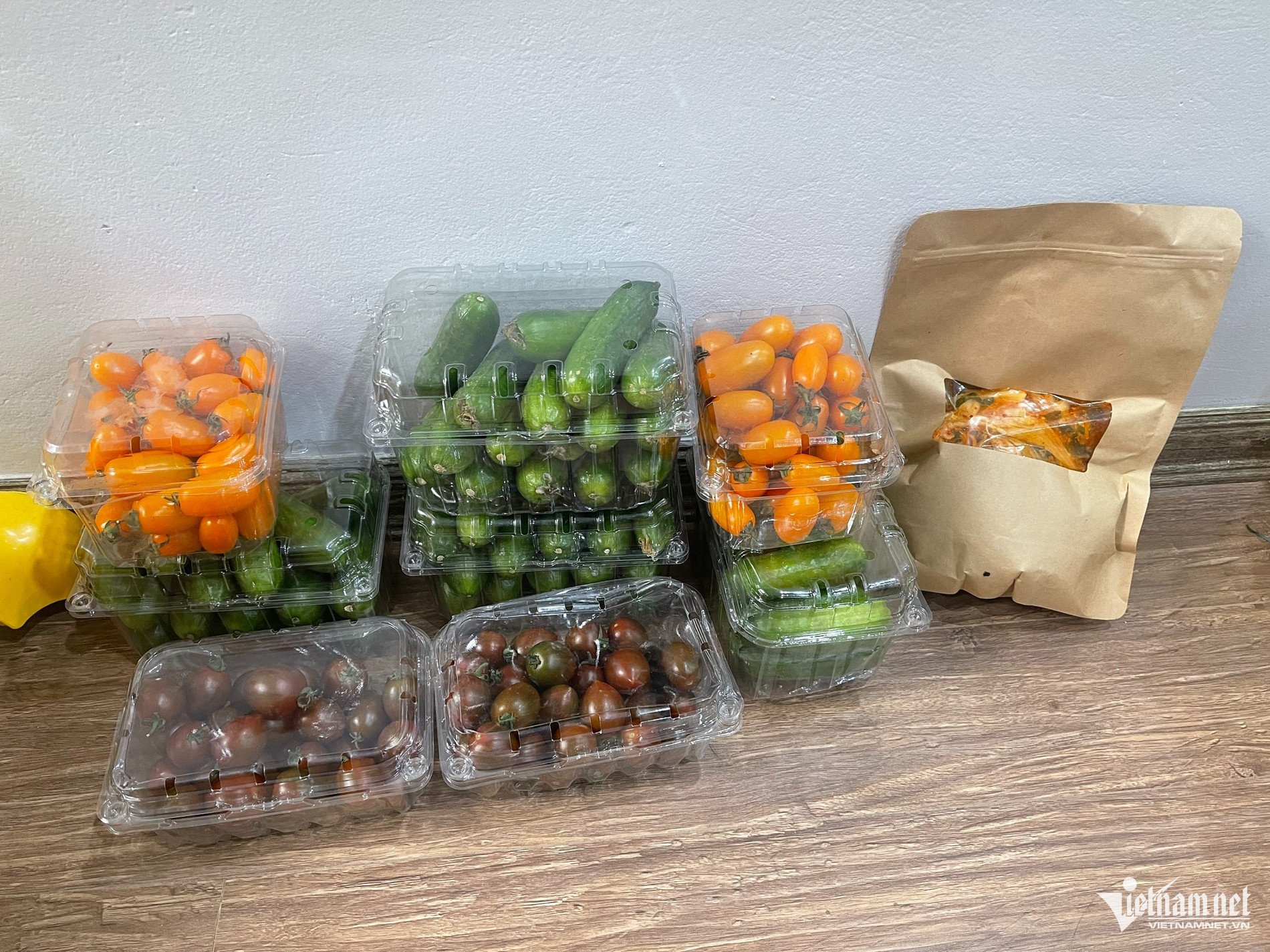 Thông gia đem hết đồ quê được biếu ra đãi khách, mẹ tôi xúc động, nghẹn ngào khi biết lý do. Ảnh minh họa