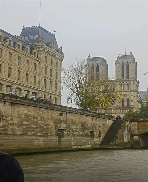 Bộ ảnh đi chơi Paris của ông chú trung niên viral toàn cầu: Cả năm marketing của du lịch Pháp “thua đau” dưới 1 chiếc điện thoại- Ảnh 6.