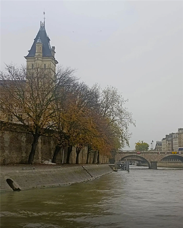 Bộ ảnh đi chơi Paris của ông chú trung niên viral toàn cầu: Cả năm marketing của du lịch Pháp “thua đau” dưới 1 chiếc điện thoại- Ảnh 7.