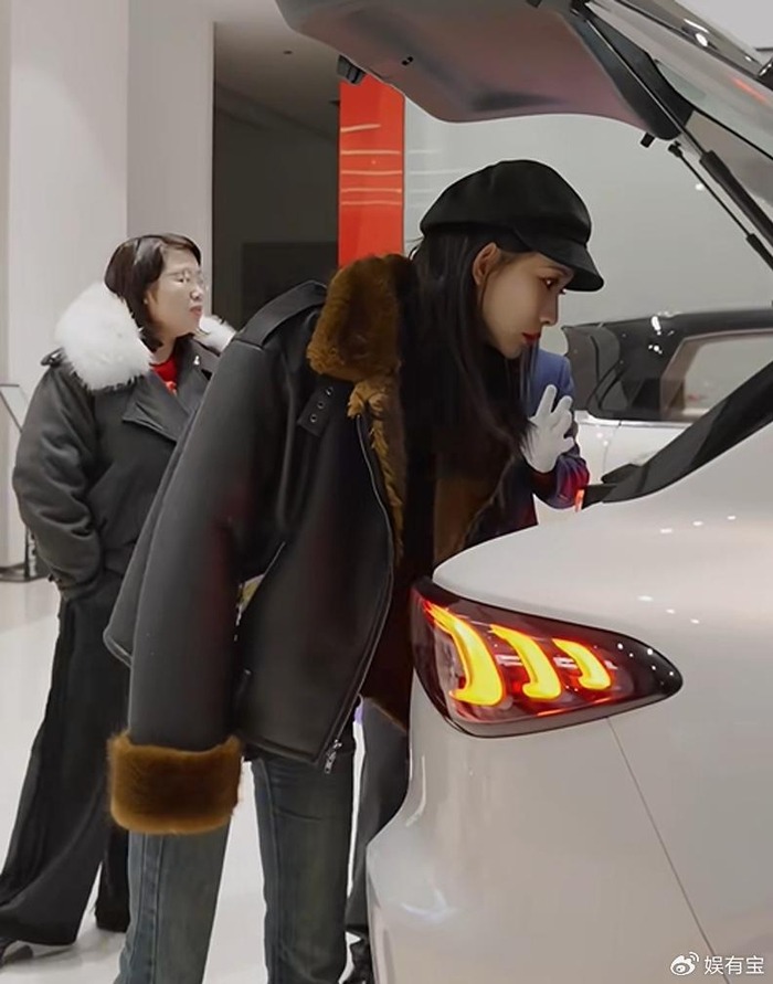 Nữ diễn viên được cả nước săn đón chi hơn 262 triệu mua ô tô điện thưởng Tết cho nhân viên- Ảnh 2.