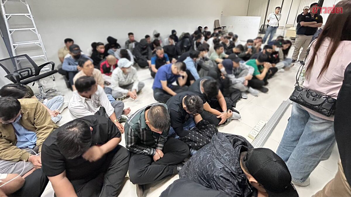 Cảnh sát Thái Lan bắt giữ 94 người Việt tại tụ điểm cờ bạc trực tuyến, thu giữ hơn 500 điện thoại- Ảnh 1.