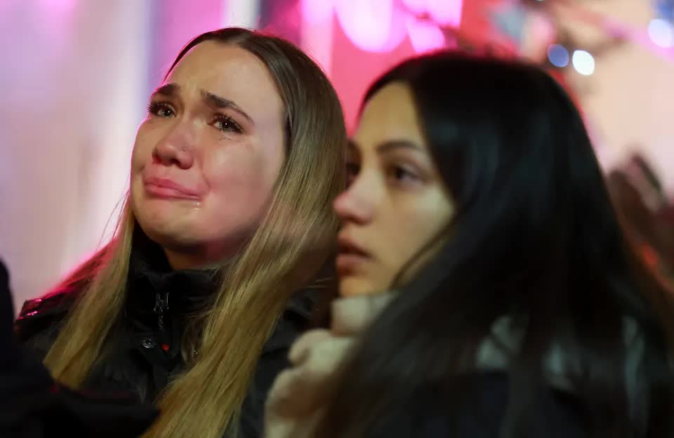 Thảm kịch hỏa hoạn tại Thụy Sĩ khiến 155 người thương vong: Cha mẹ tuyệt vọng tìm con không thể nhận dạng, hàng trăm người thắp nến tưởng niệm- Ảnh 1.