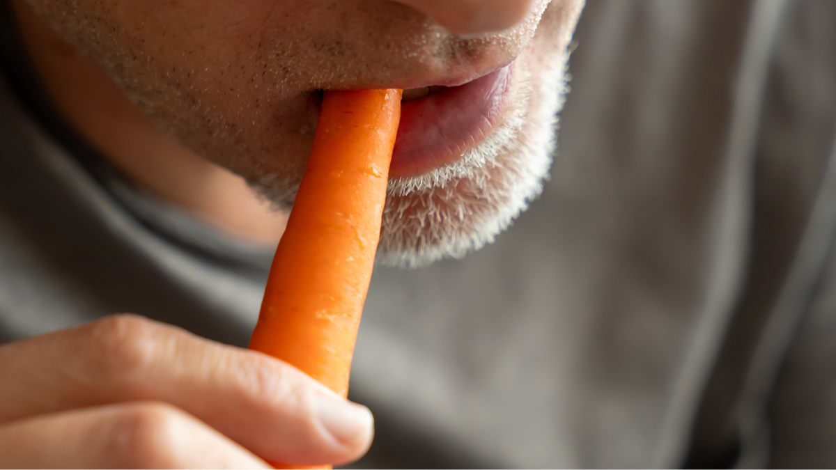 Bạn trai nghiện ăn cà rốt, cô gái bật khóc khi biết lý do đau lòng phía sau- Ảnh 1. Bạn trai nghiện ăn cà rốt, cô gái bật khóc khi biết lý do đau lòng phía sau- Ảnh 1.