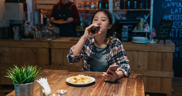 Gen Z bây giờ không ai uống bia nữa? working background preparing meal counter pub678158 1639 176914 26 0 417 626 crop 176914321078691681226 1769153473477 1769153 0 0 477 763 crop 1769153494363871777886jpg