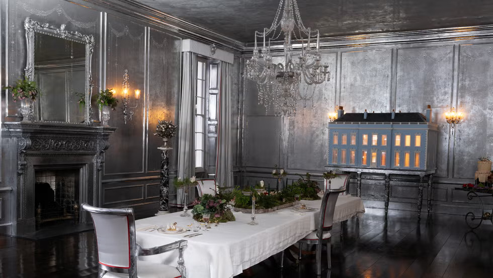 Giải mã 9 chi tiết ẩn trong Đồi Gió Hú: Phòng ngủ mang màu da nữ chính, tại sao bức tường lại