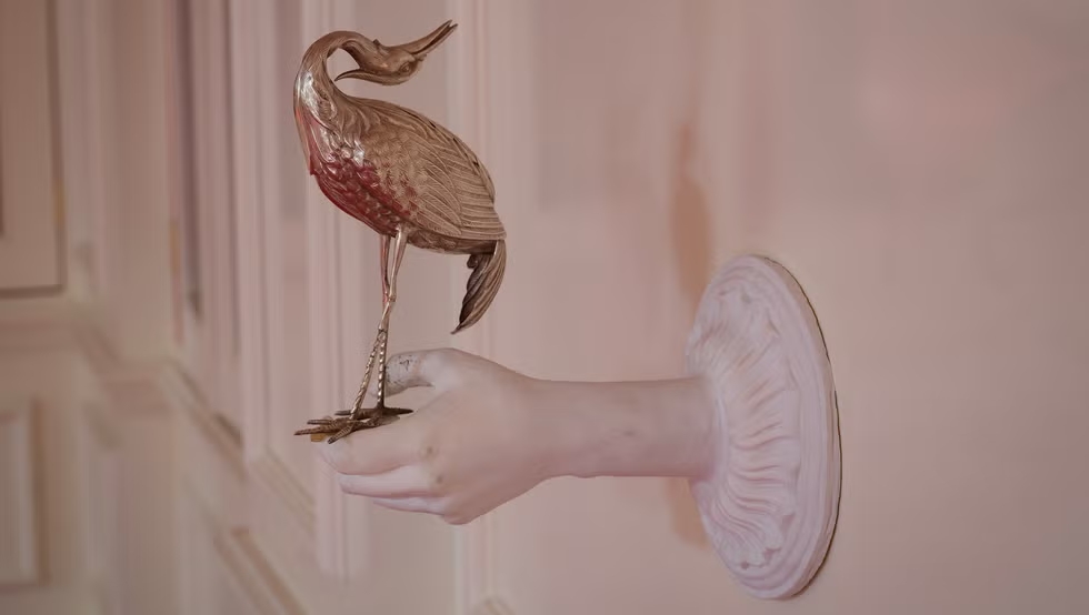 Giải mã 9 chi tiết ẩn trong Đồi Gió Hú: Phòng ngủ mang màu da nữ chính, tại sao bức tường lại