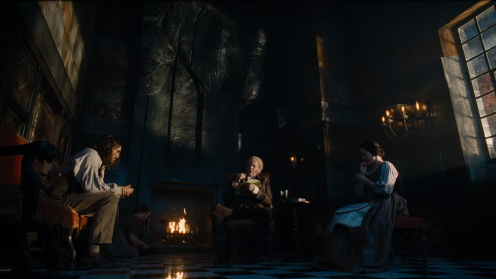 Giải mã 9 chi tiết ẩn trong Đồi Gió Hú: Phòng ngủ mang màu da nữ chính, tại sao bức tường lại