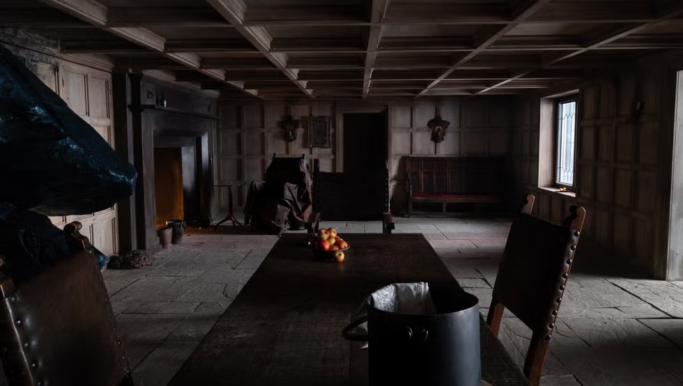 Giải mã 9 chi tiết ẩn trong Đồi Gió Hú: Phòng ngủ mang màu da nữ chính, tại sao bức tường lại