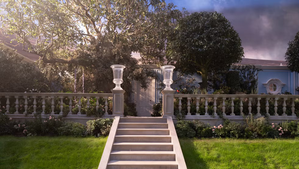 Giải mã 9 chi tiết ẩn trong Đồi Gió Hú: Phòng ngủ mang màu da nữ chính, tại sao bức tường lại