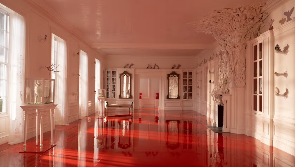 Giải mã 9 chi tiết ẩn trong Đồi Gió Hú: Phòng ngủ mang màu da nữ chính, tại sao bức tường lại