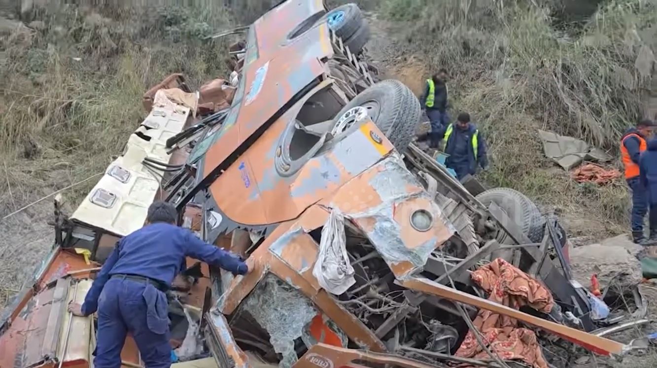 Xe buýt chở 44 người lao xuống bờ sông, 19 người tử vong- Ảnh 1.