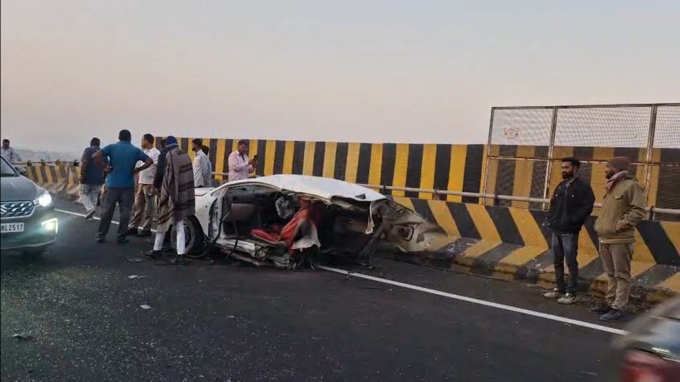 Ô tô vỡ làm đôi khi đâm vào dải phân cách, 3 người tử vong- Ảnh 1. Ô tô vỡ làm đôi khi đâm vào dải phân cách, 3 người tử vong- Ảnh 1.