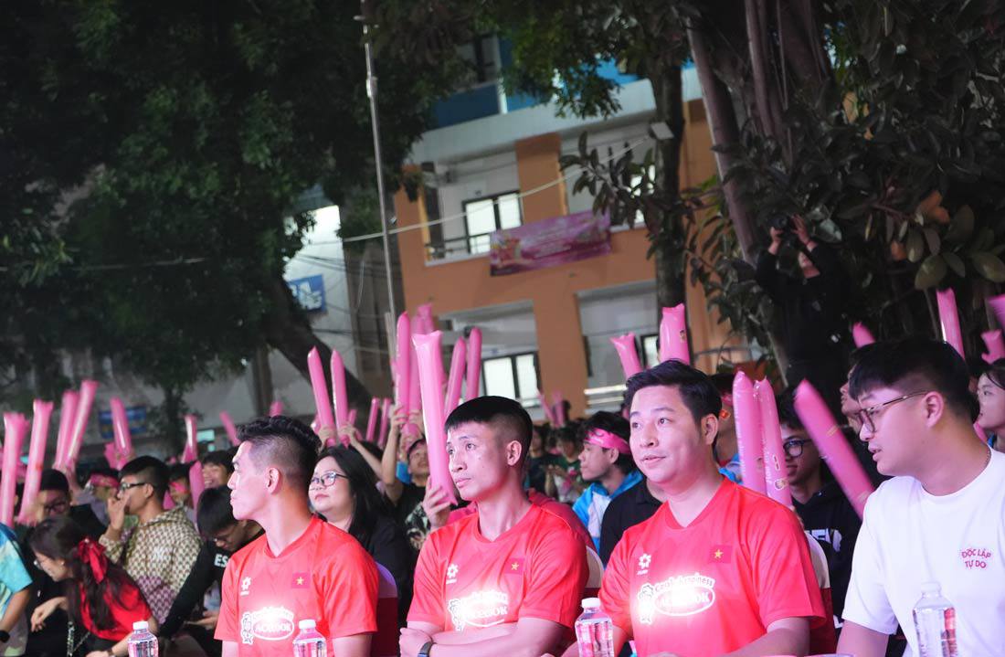 Cầu thủ tiến Linh, Tiến Dũng, BLV Quang Huy cũng có mặt tại sự kiện cổ vũ đội tuyển Việt Nam