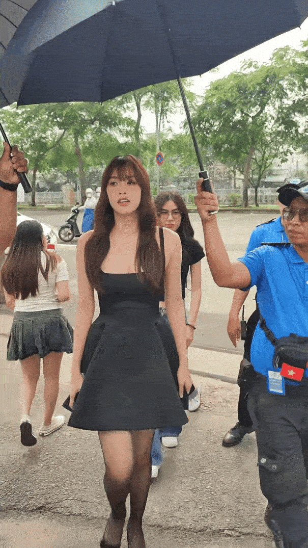 Tóm dính cặp đôi diễn viên - Hoa hậu Vbiz tình tứ trước hàng trăm người, bảo sao ai cũng tin phim giả tình thật- Ảnh 1.