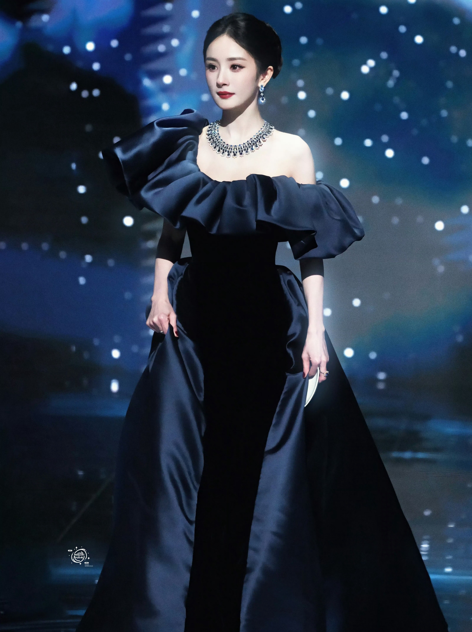 Mỹ nhân đẹp nhất Đêm hội Weibo: Thần thái cao sang như dát vàng lên mặt, đỉnh phát hờn luôn đấy- Ảnh 2.