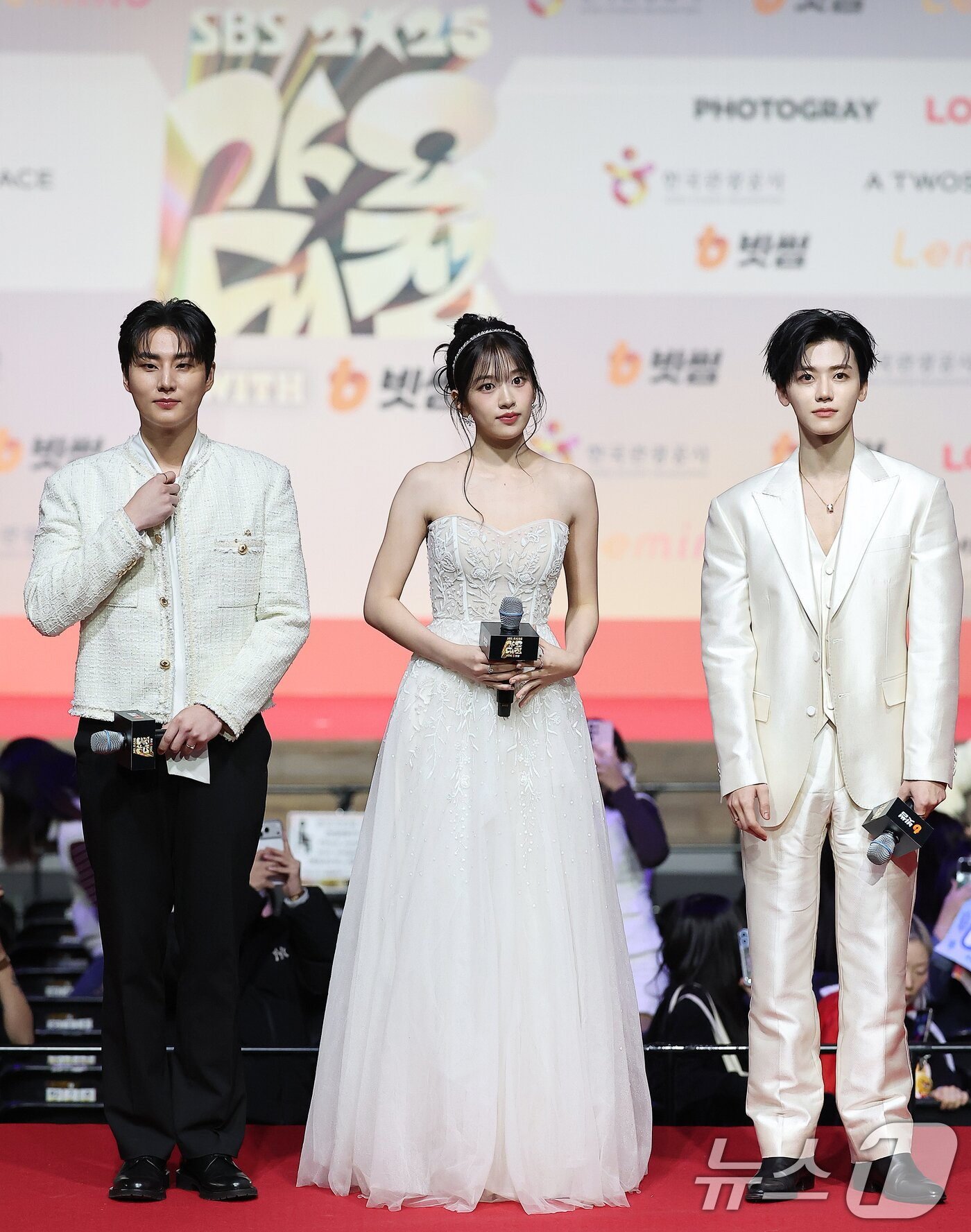 Thảm đỏ hot nhất Giáng sinh 2025: Jang Won Young hóa thiên thần, Winter (aespa) vất vả che dấu ấn tình yêu với Jungkook (BTS)- Ảnh 6.