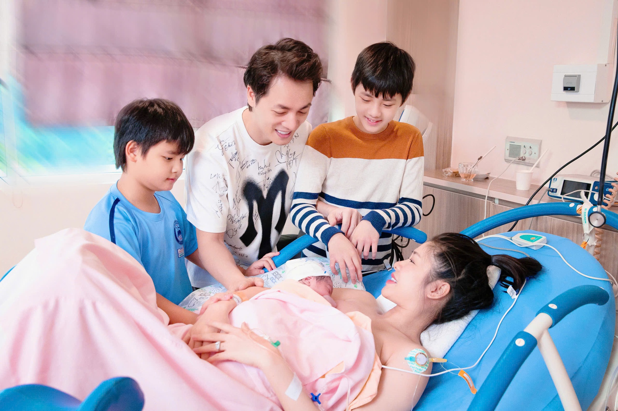 Sao Vbiz bất an vì con 2 ngày 2 đêm không ngủ, liên tục nôn ói- Ảnh 6.