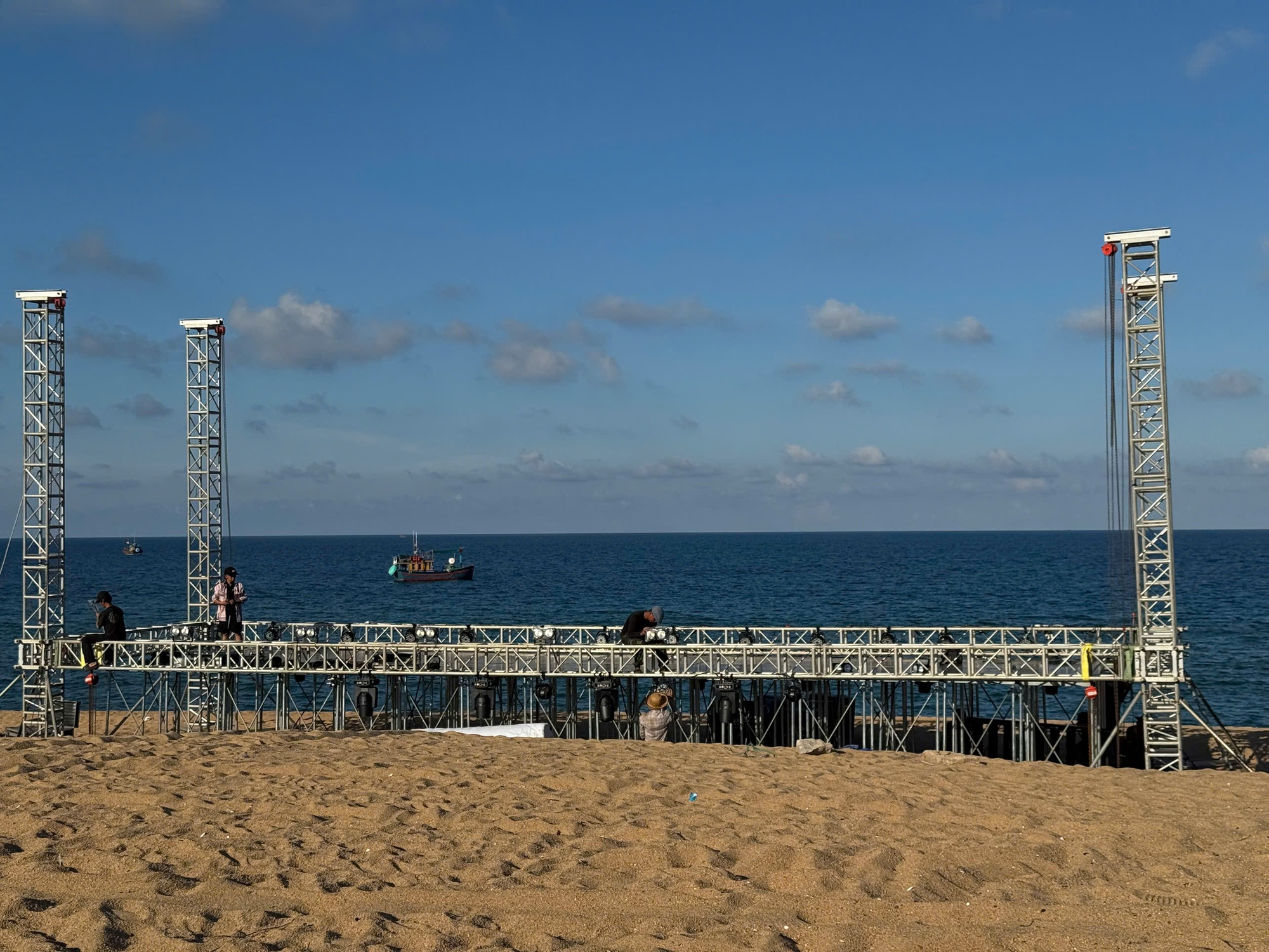 Phim Việt mới tung poster đã được hóng cực độ: Cặp chính đẹp đôi tuyệt đối, chỉ nhìn nhau cũng bùng nổ chemistry- Ảnh 2.