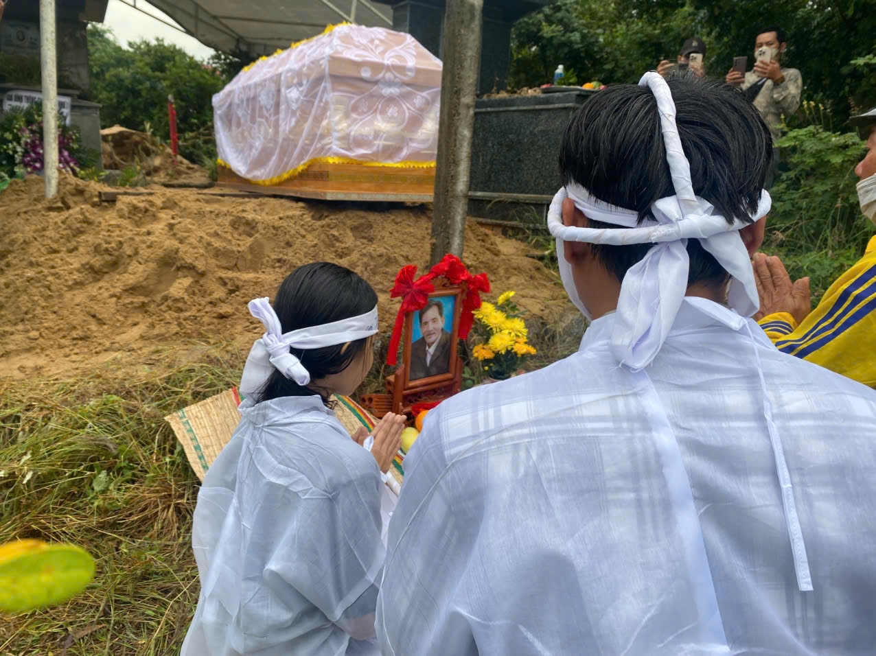 "Khi tôi thắp nhang cho anh Thương Tín, vừa cắm cây nhang xuống thì bóng đèn bên phải nổ, tắt luôn" z73123547667291b0ea95c7cdb4c8aae4c5b3b0b1c7d4e 1765426818652 17654268190261464250652