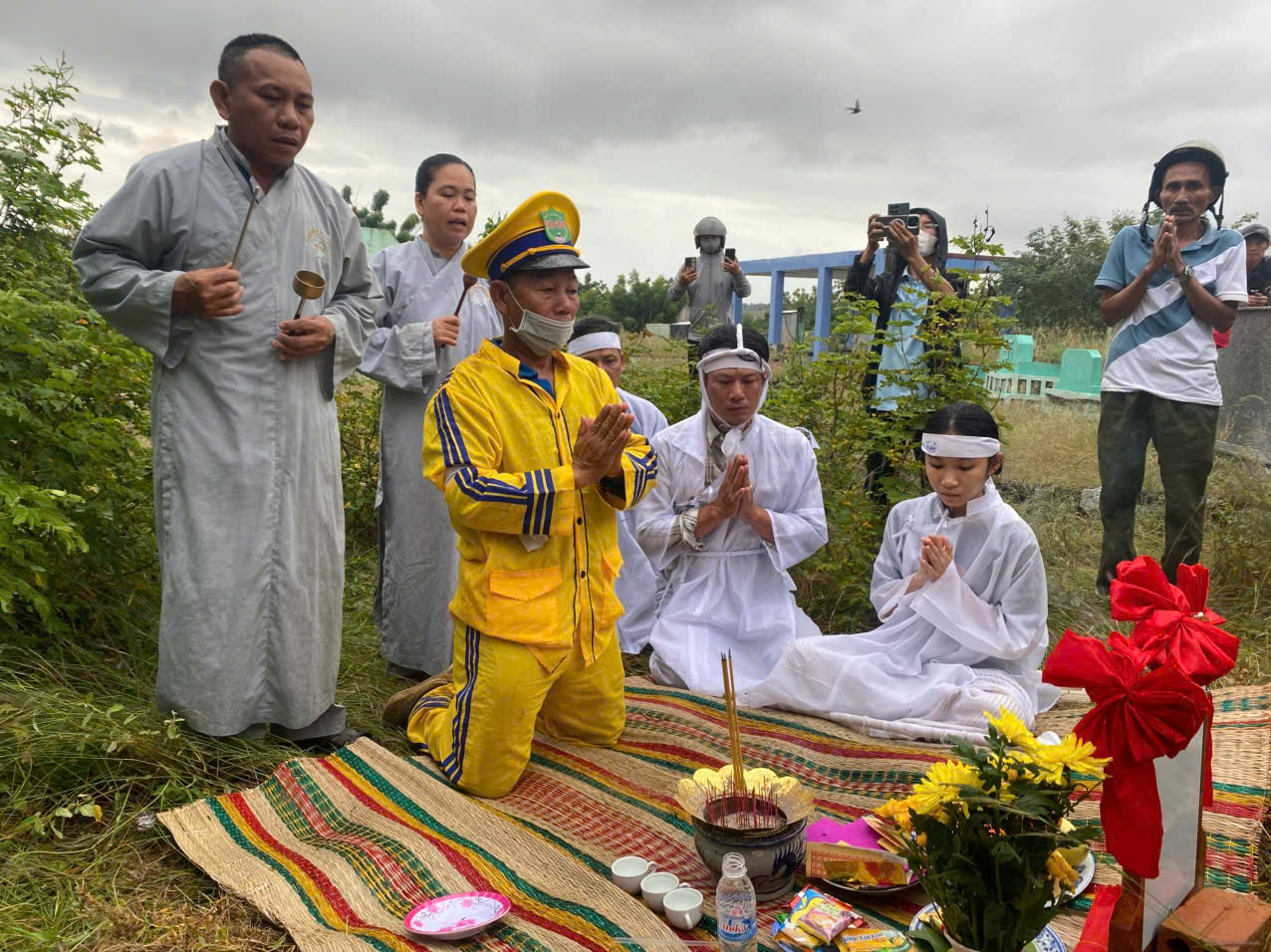 "Khi tôi thắp nhang cho anh Thương Tín, vừa cắm cây nhang xuống thì bóng đèn bên phải nổ, tắt luôn" z731284433682362d8b4e2294054970dd7ed5cecf39ed3 1765426820213 17654268207851306644524