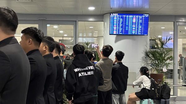 T1 chính thức đổ bộ Việt Nam: Faker gây sốt với khoảnh khắc siêu đáng yêu z734560537322707c476e2d21774dafe92f0952e1114ba 1766198461100 17661984613621418637226