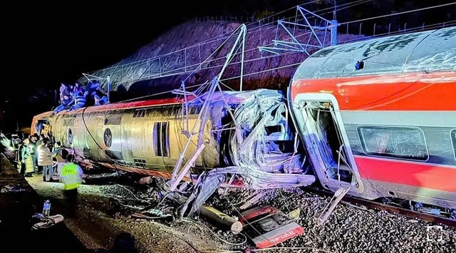 Thảm họa 2 tàu cao tốc đâm nhau tại Tây Ban Nha: Số người tử vong tiếp tục tăng cao- Ảnh 1.