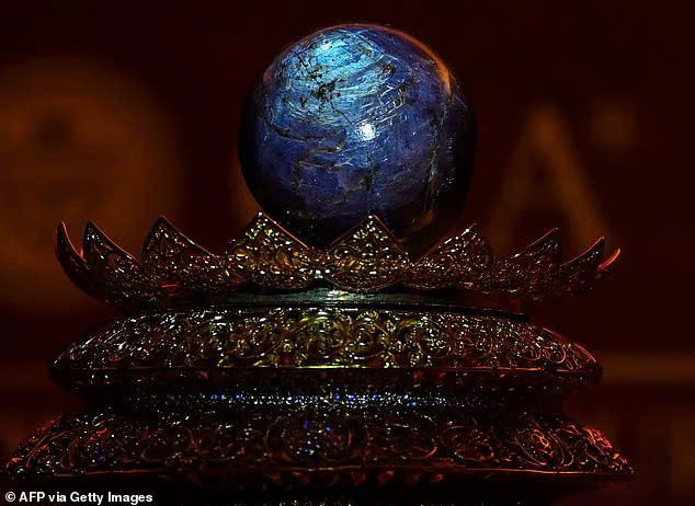 Phát hiện viên sapphire nặng 3.563 carat trị giá tới 10.507 tỷ đồng gây chấn động thế giới- Ảnh 2.