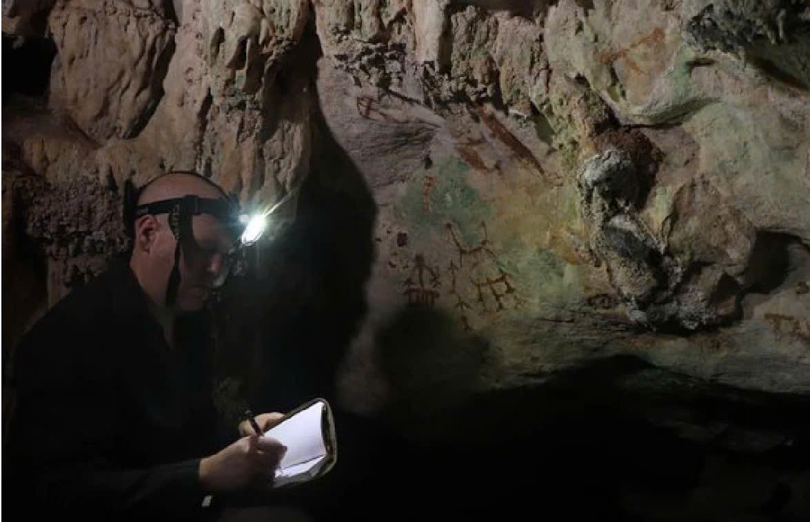 Phát hiện rúng động: Hình in bàn tay bí ẩn gần 68.000 năm tuổi trong hang động- Ảnh 2.