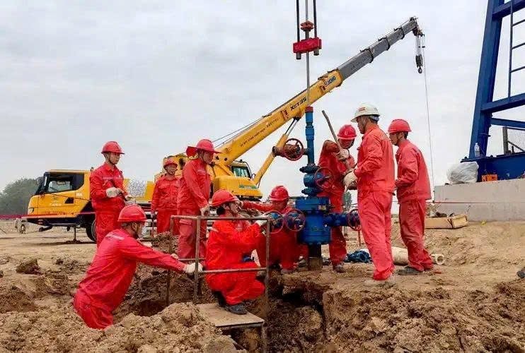 Sau tiếng động lớn, vết nứt xuất hiện nhưng vẫn khoan sâu 1.000m, phút sau công trường báo tin vui, kho báu khủng lộ diện- Ảnh 1.