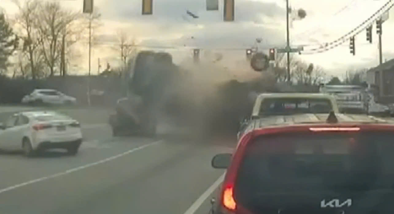 Clip: Cụ bà 83 tuổi đạp nhầm chân ga, lao xe vào loạt ô tô đang dừng đèn đỏ- Ảnh 2.