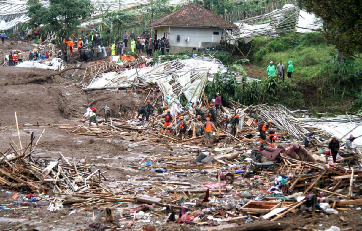 Chạy đua từng phút cứu hộ 34 ngôi nhà bị chôn vùi sau sạt lở kinh hoàng: Nhiều thi thể được tìm thấy, 72 người vẫn mất tích- Ảnh 2.