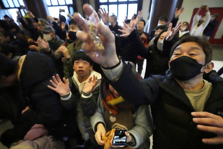 Nghi thức ‘ném đồ ăn’ kỳ lạ mang ý nghĩa phát tài ở châu Á- Ảnh 2.