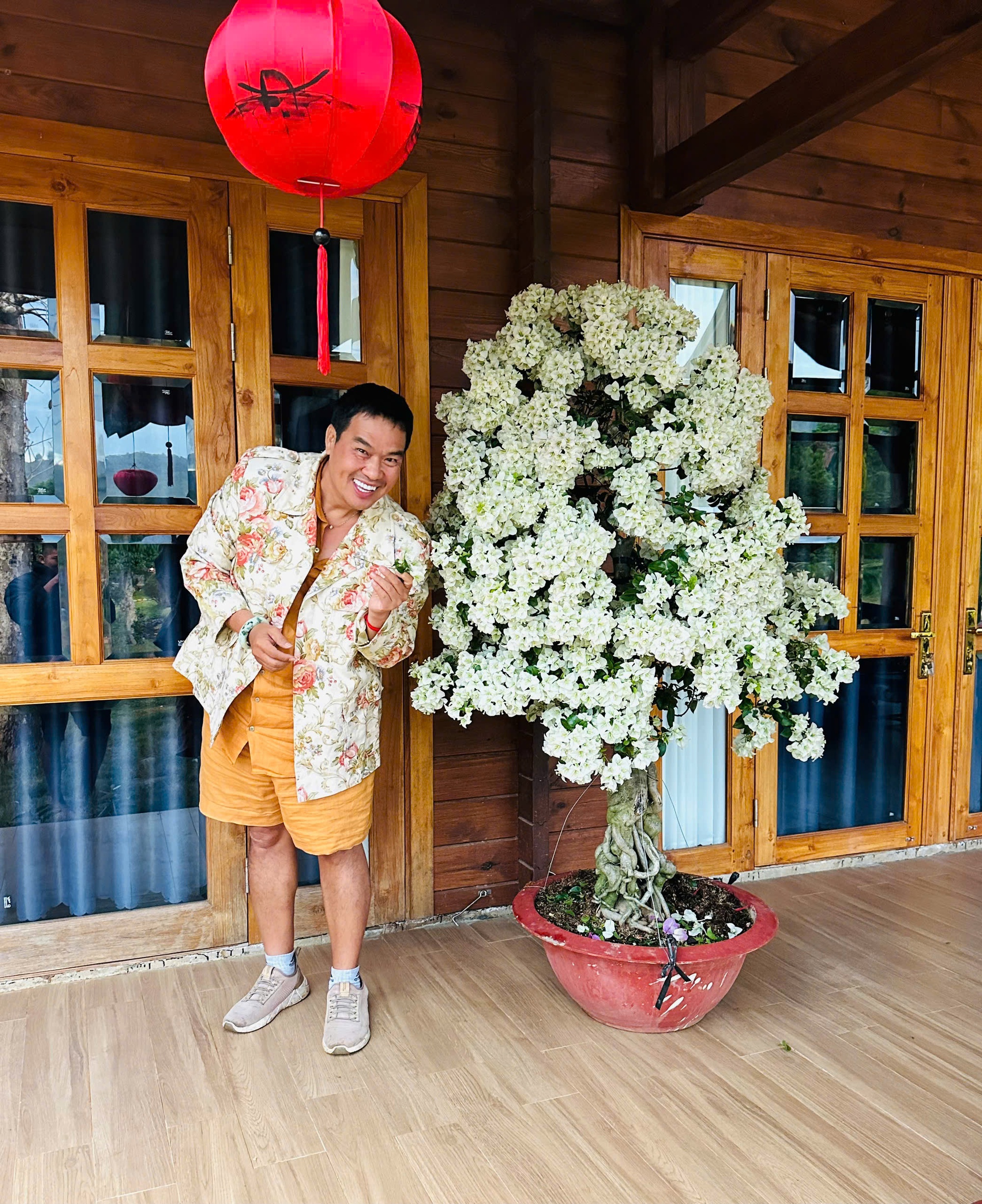 Nam nghệ sĩ đón Tết ở cơ ngơi 10.000 m2, đẹp như khu nghỉ dưỡng, hoa phủ kín nhà- Ảnh 12.