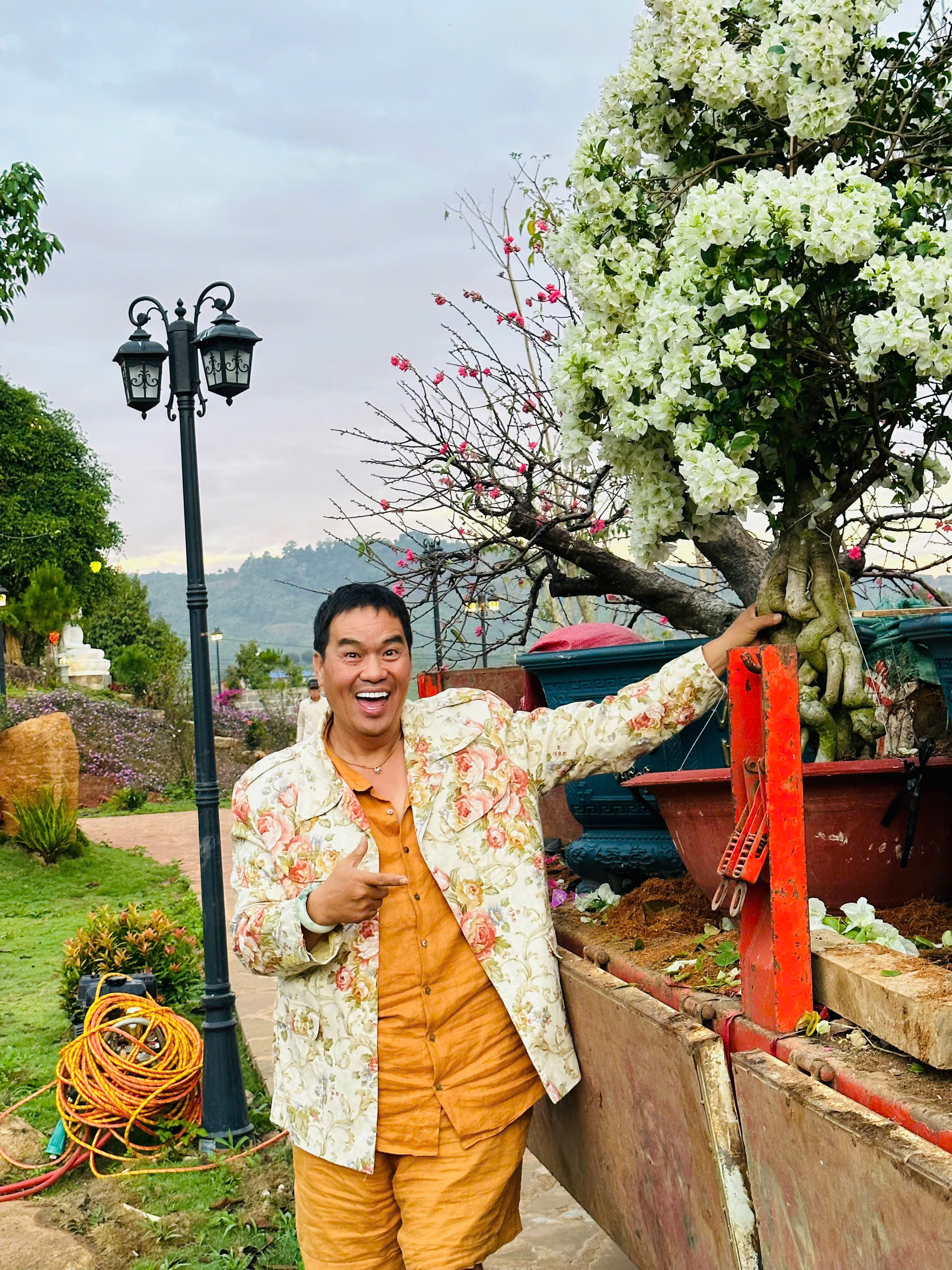 Nam nghệ sĩ đón Tết ở cơ ngơi 10.000 m2, đẹp như khu nghỉ dưỡng, hoa phủ kín nhà- Ảnh 11.