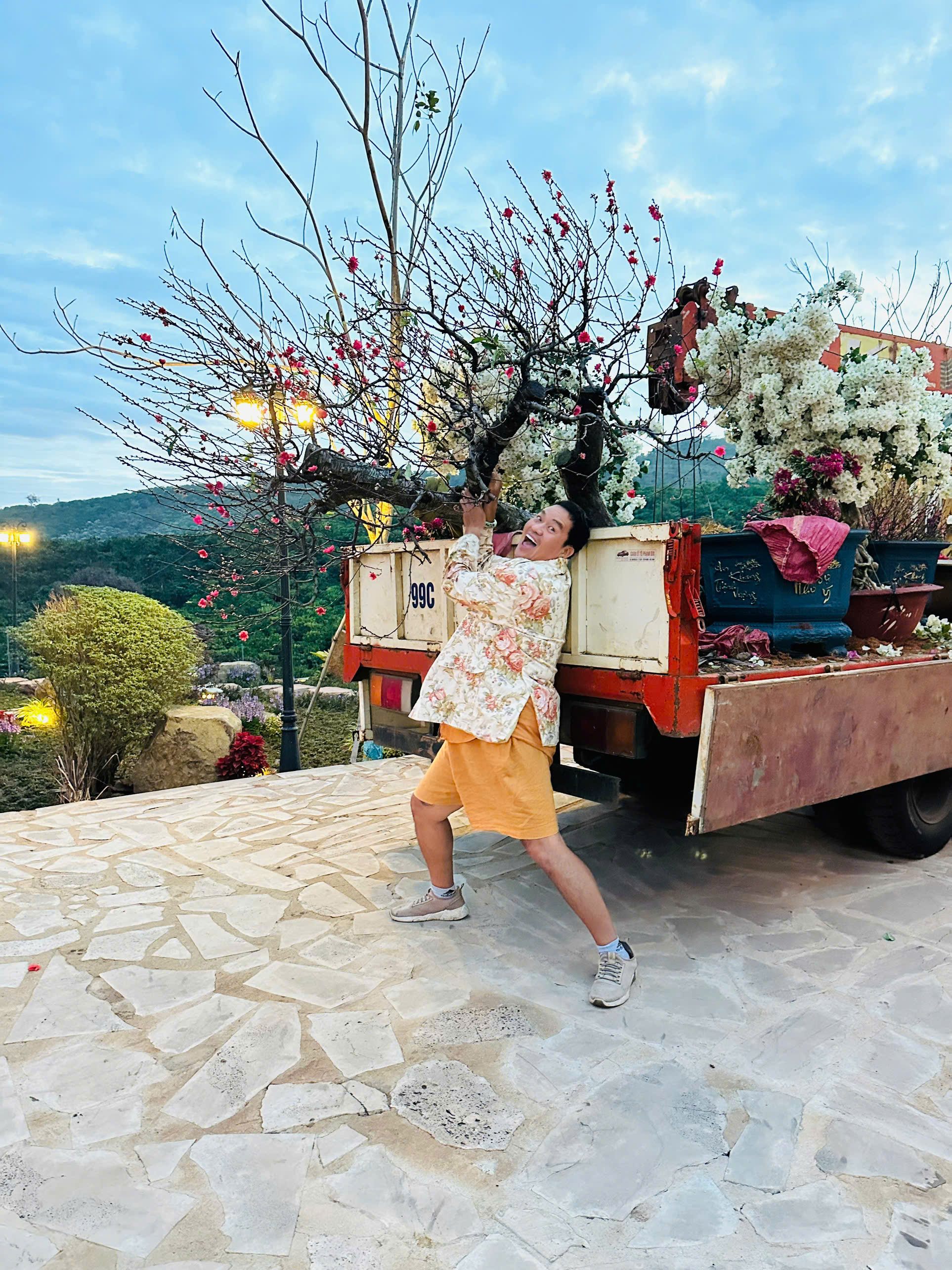 Nam nghệ sĩ đón Tết ở cơ ngơi 10.000 m2, đẹp như khu nghỉ dưỡng, hoa phủ kín nhà- Ảnh 10.