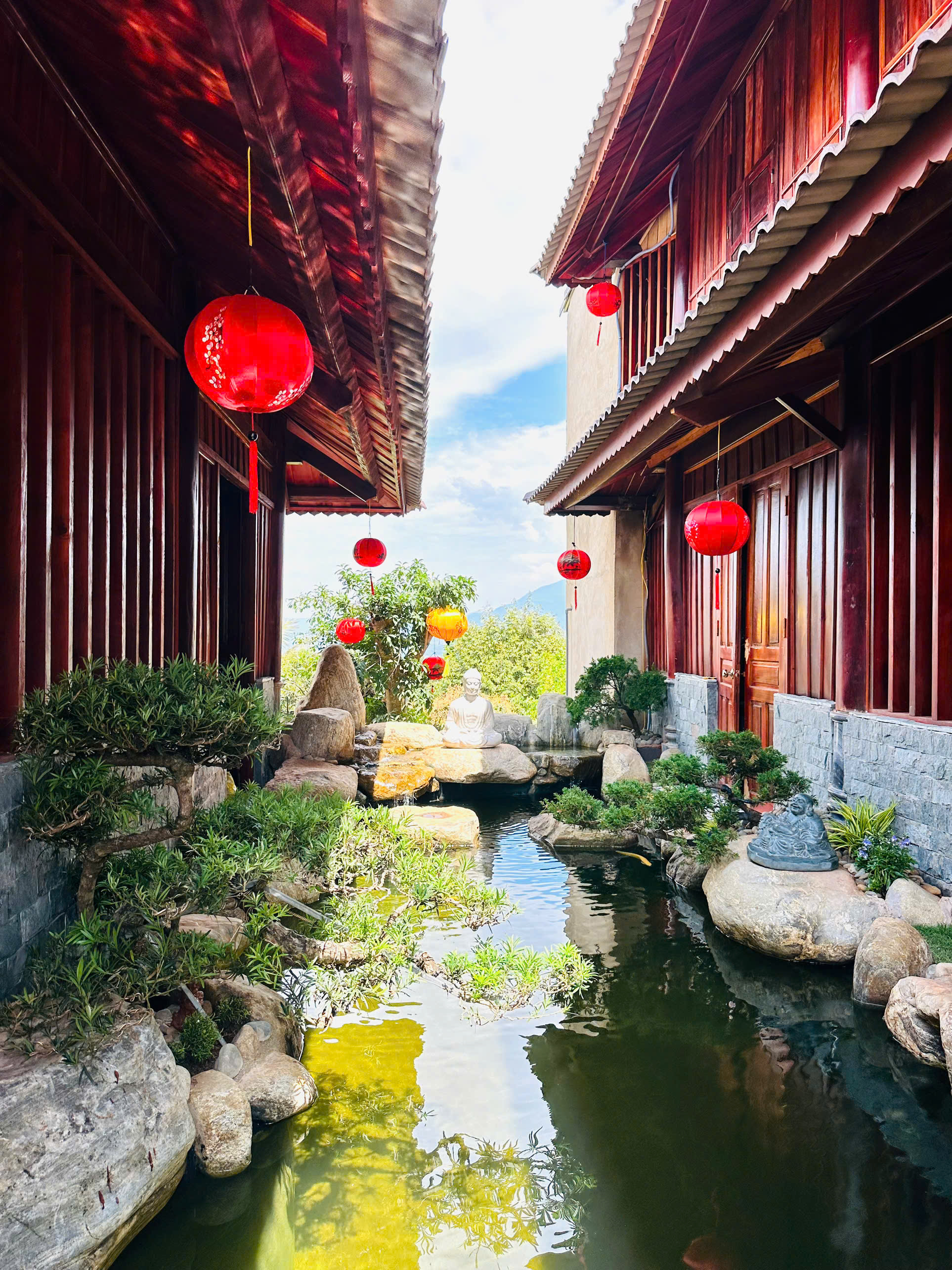 Nam nghệ sĩ đón Tết ở cơ ngơi 10.000 m2, đẹp như khu nghỉ dưỡng, hoa phủ kín nhà- Ảnh 4.